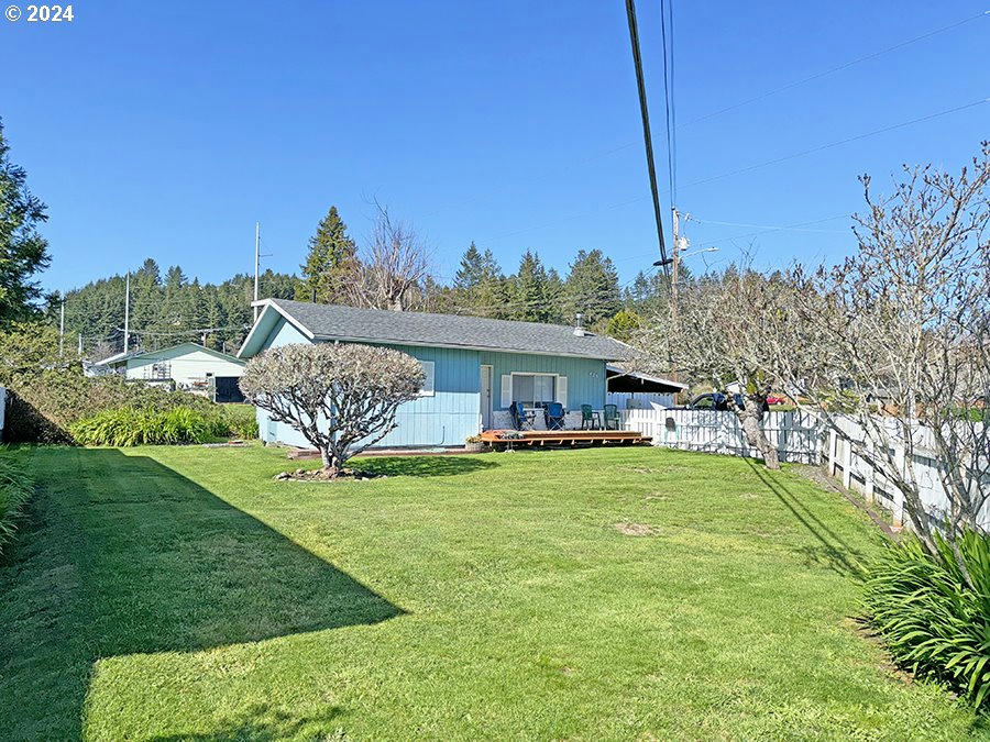 423 PACIFIC AVE, BROOKINGS, OR 97415, photo 1 of 45