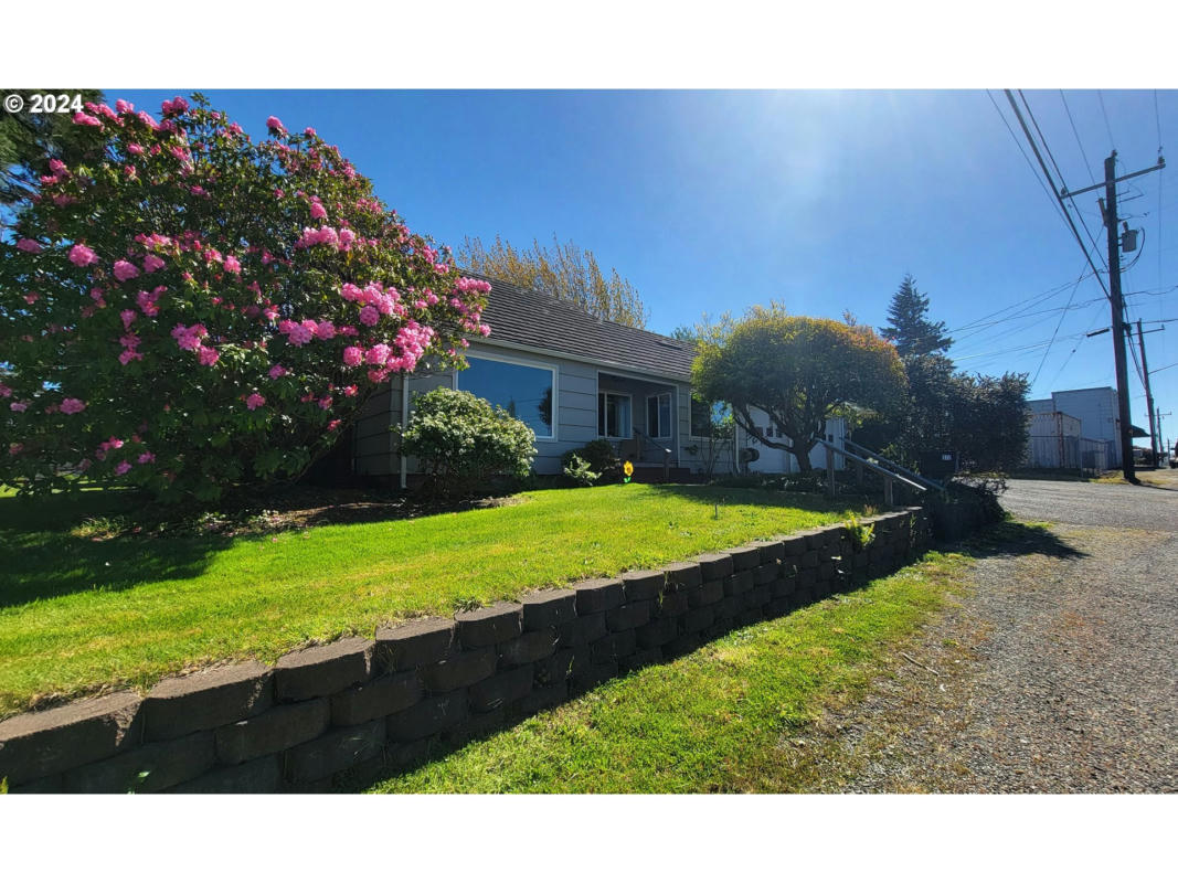 372 D ST, COOS BAY, OR 97420, photo 1 of 37