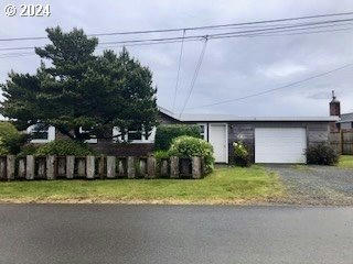 565 GARFIELD AVE SW, BANDON, OR 97411, photo 3 of 36